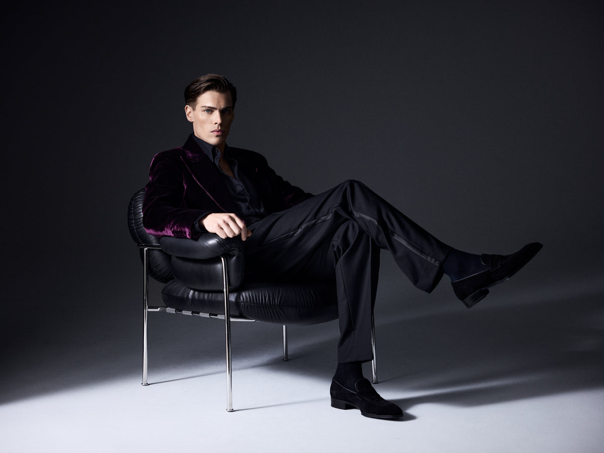 Hartlino Fall/Winter 2026 – man in a velvet evening blazer seated in a leather chair