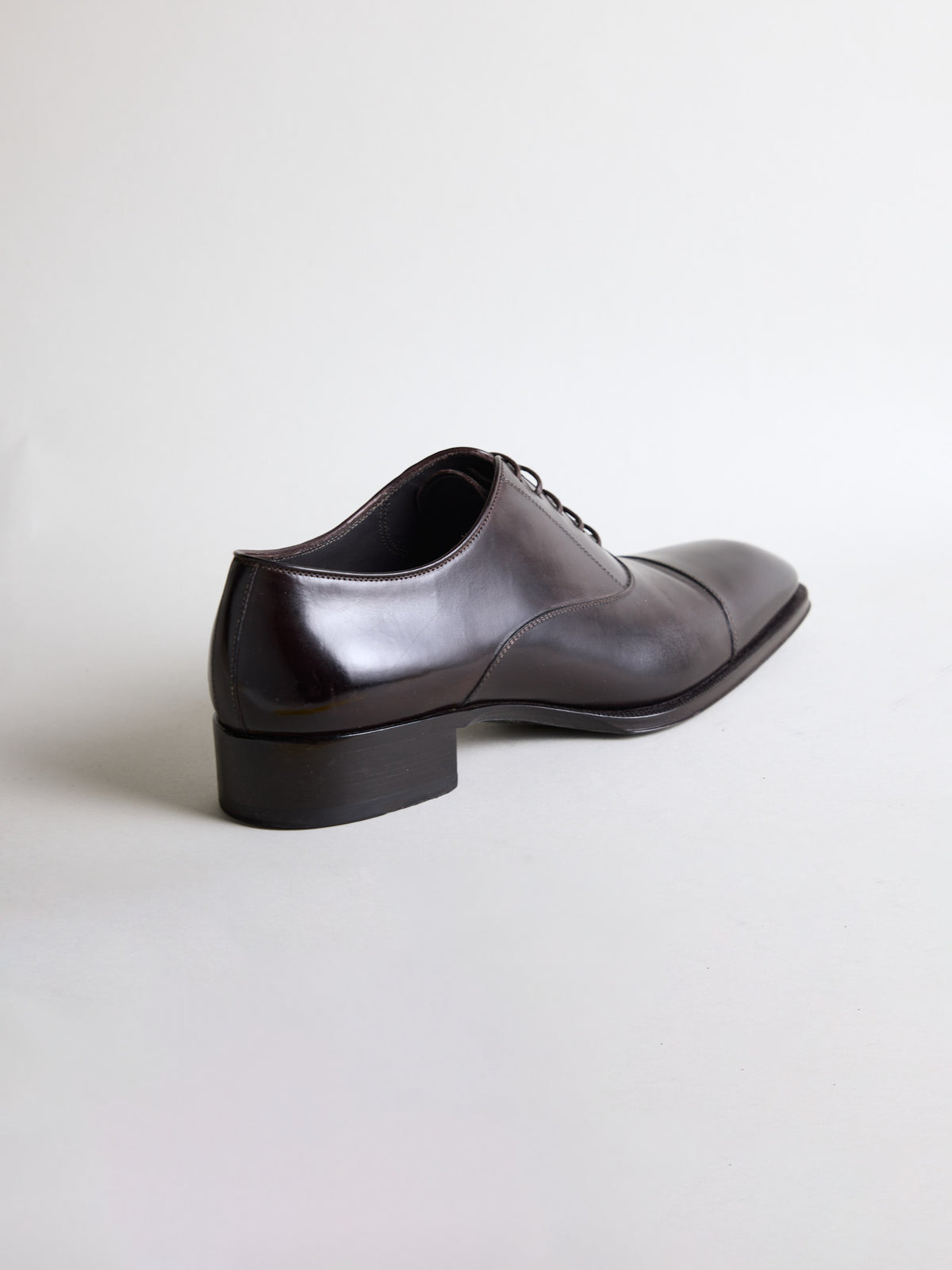 Cap-Toe Oxford Shoes in Dark Brown – Hartlino, back view