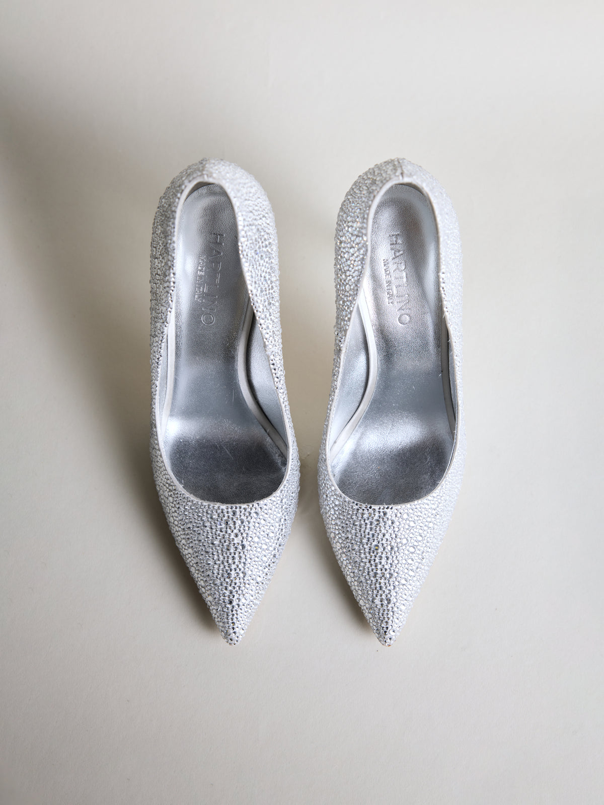 Crystal-Embellished Pumps in Silver – Hartlino, top view
