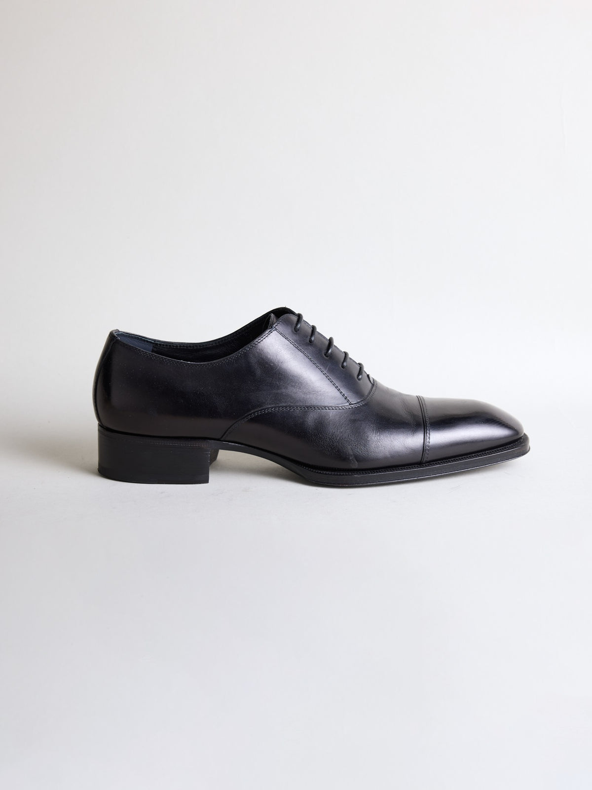 Black cap-toe oxford shoe in hand-polished calf leather, side profile