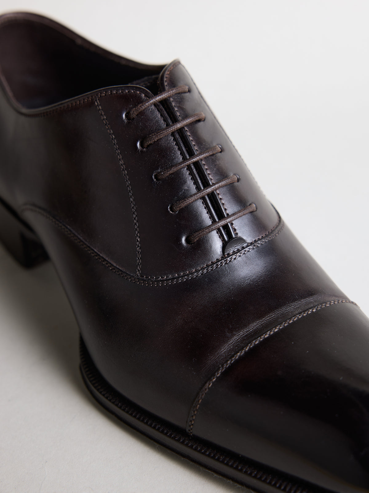 Cap-Toe Oxford Shoes in Dark Brown – Hartlino, closed lacing detail