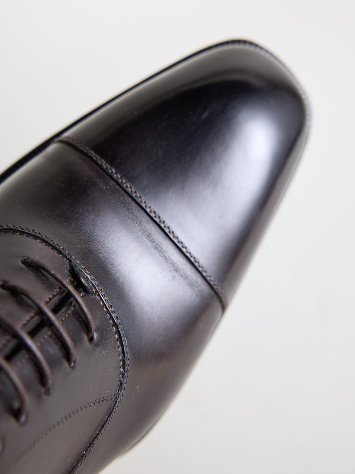 Cap-Toe Oxford Shoes in Dark Brown – Hartlino, toe cap detail