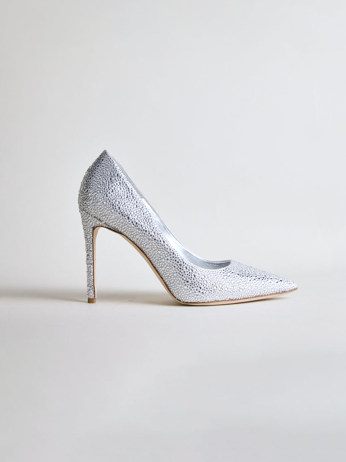 Crystal-Embellished Pumps in Silver – Hartlino