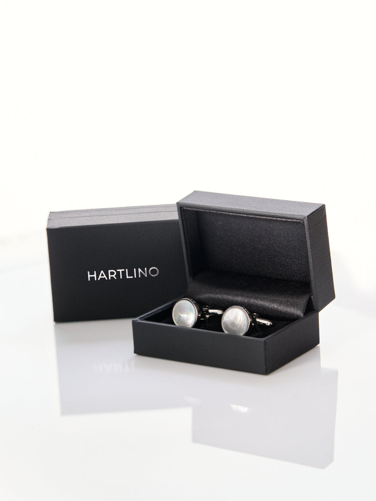 Mother-of-Pearl Cufflinks in White in Hartlino leather box