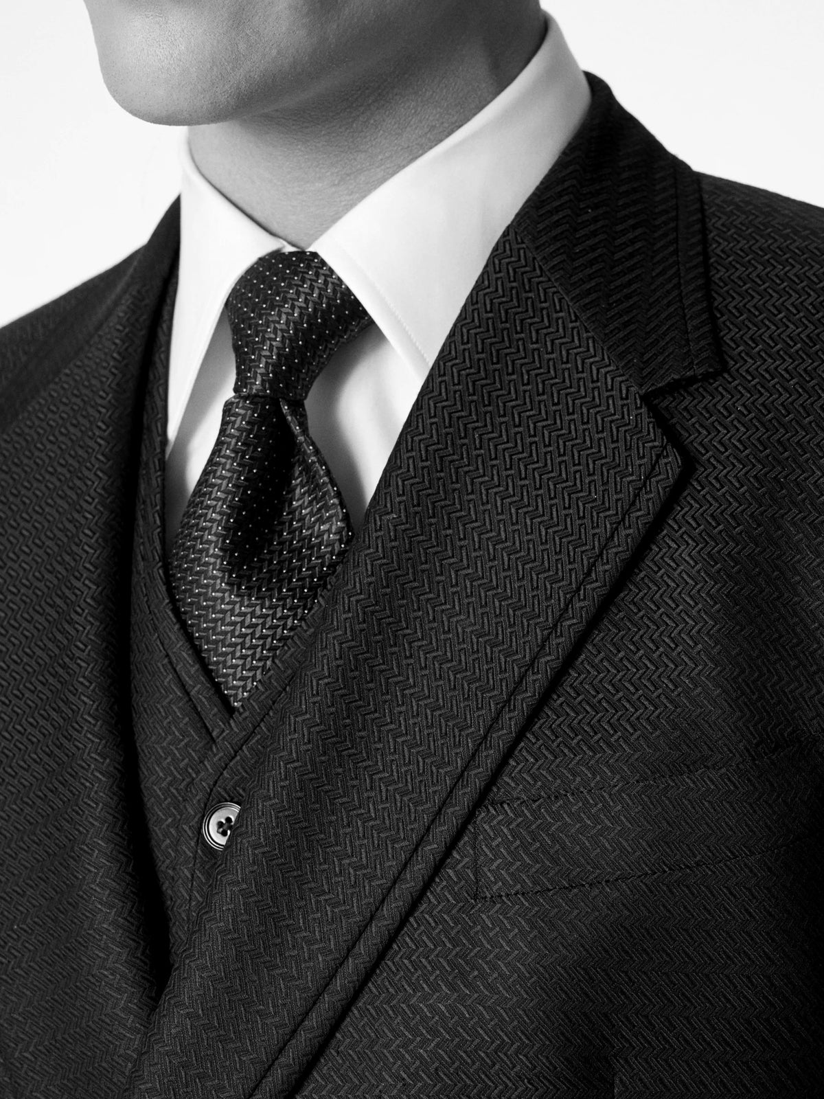 Close-up of a navy three-piece suit and silk tie – Hartlino made to measure