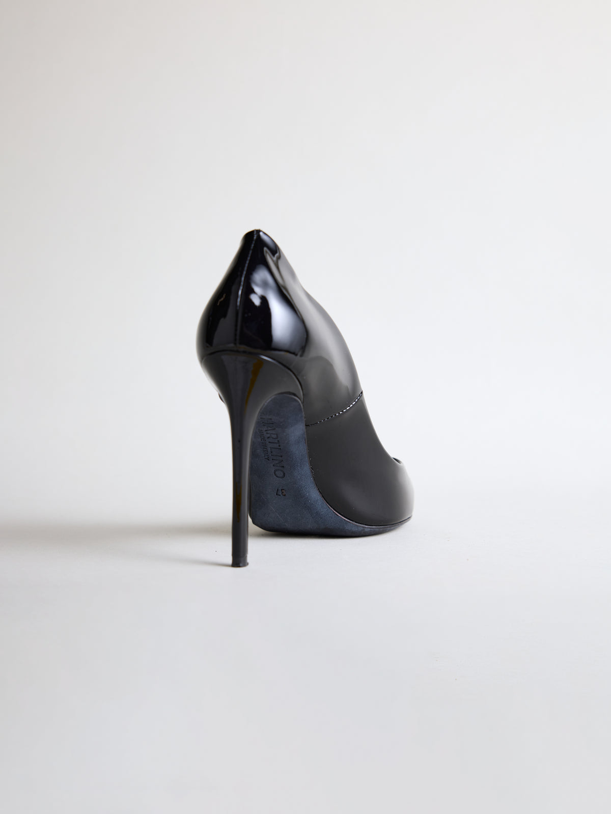 Patent Leather Pumps in Black – Hartlino, back view