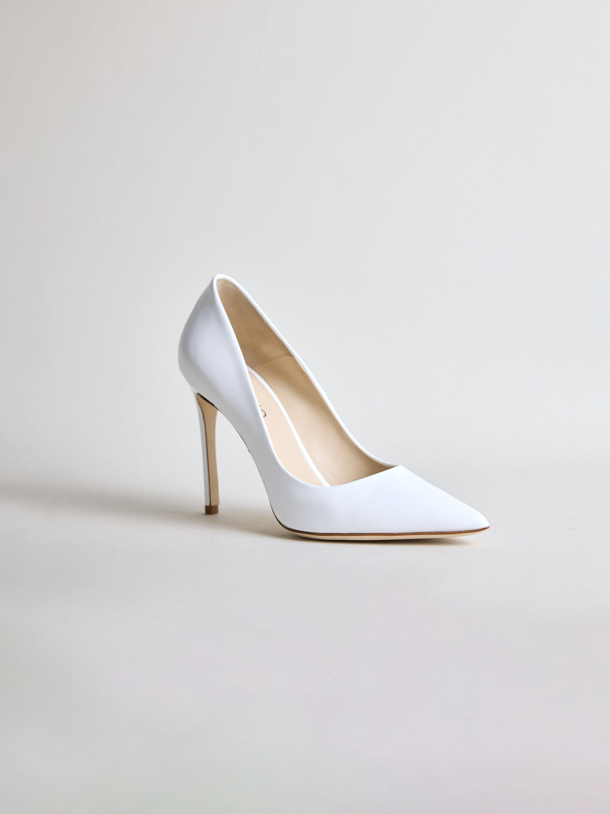 Patent Leather Pumps in White – Hartlino, front view